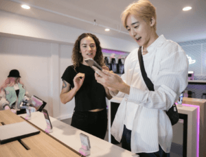 Samsung 을 들고 있는 두 사람